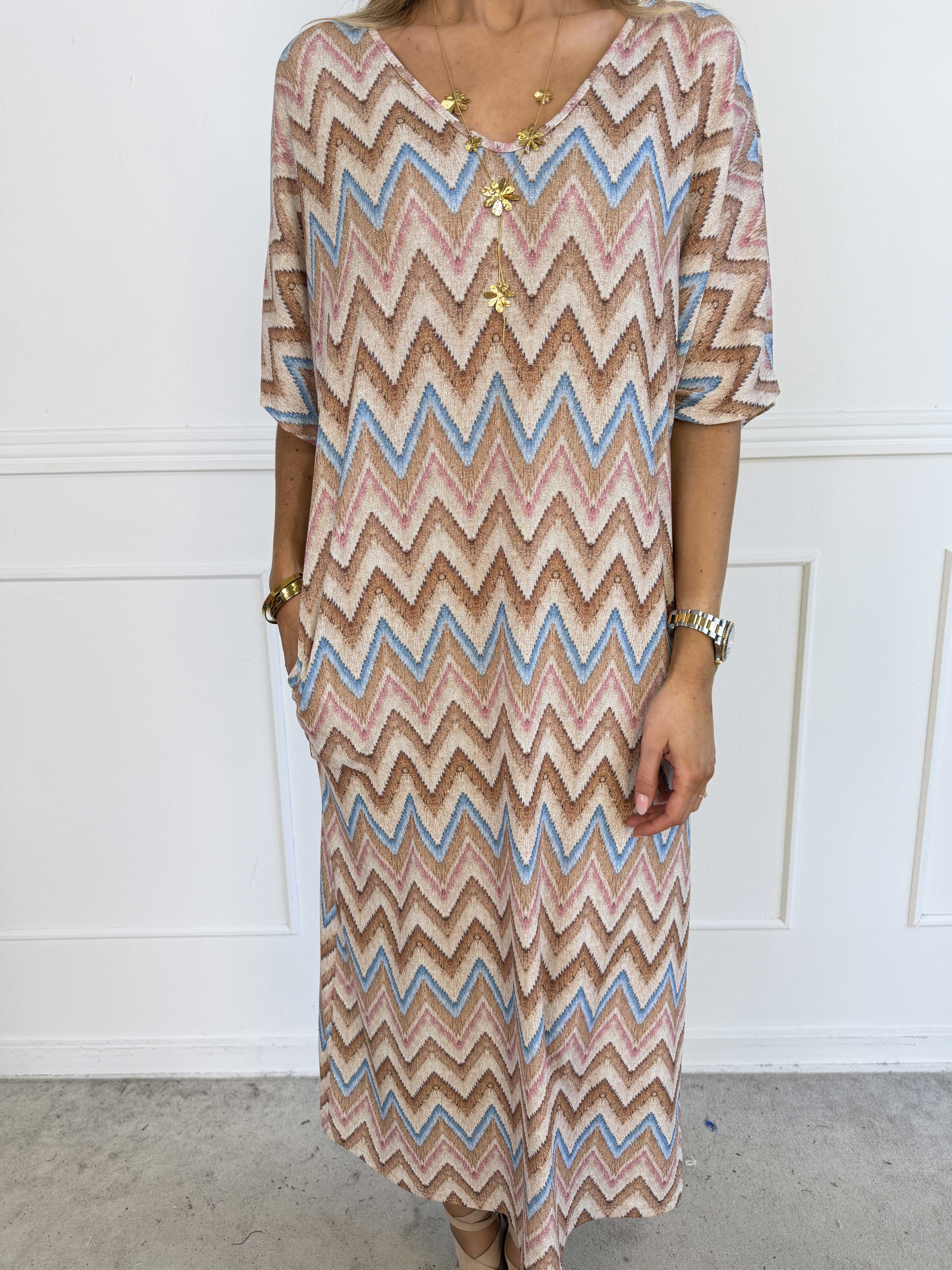 Violetta - Plus size kjole med lommer og smukt zigzag-mønster og fine glimmertråde